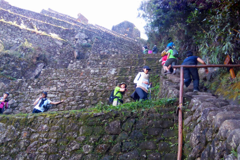 Tourists climbing to the summit of Huayna Picchu