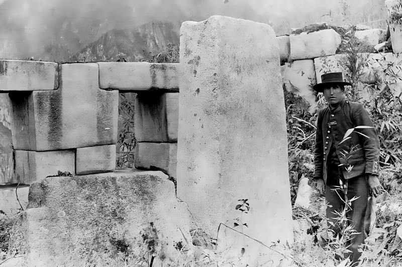 Agustín Lizárraga at the Templo de las 3 ventanas (Temple of the 3 Windows)